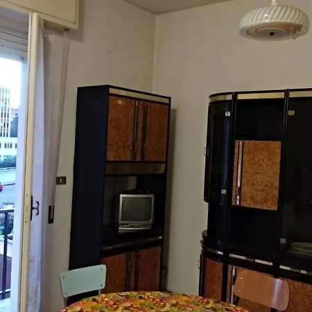 Four Bedroom Basic Flat With One Bathroom Appartement