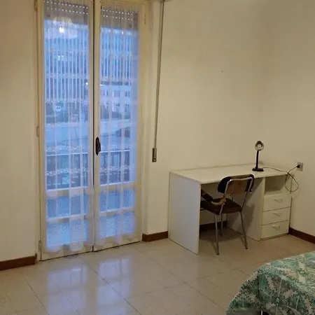 Appartement Four Bedroom Basic Flat With One Bathroom *