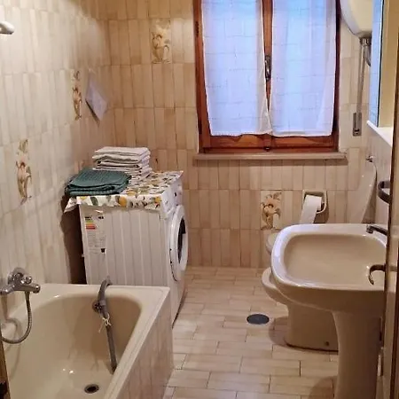Four Bedroom Basic Flat With One Bathroom Pérouse