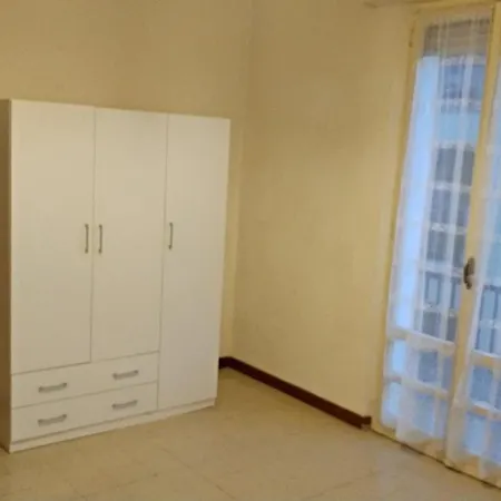 Four Bedroom Basic Flat With One Bathroom Appartement