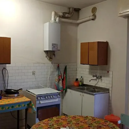 Appartement Four Bedroom Basic Flat With One Bathroom Pérouse