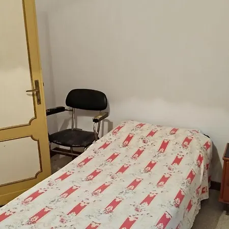 Four Bedroom Basic Flat With One Bathroom * Pérouse