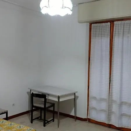 Appartement Four Bedroom Basic Flat With One Bathroom *