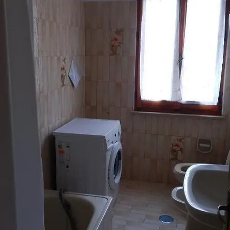 Appartement Four Bedroom Basic Flat With One Bathroom Pérouse